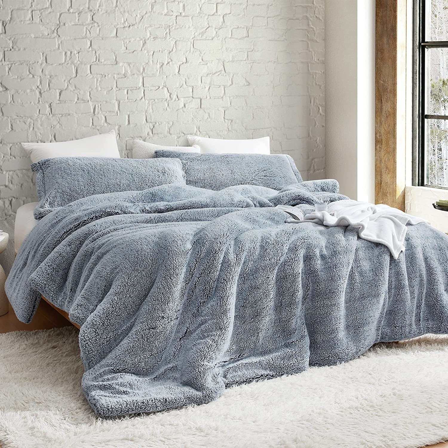 https://ak1.ostkcdn.com/images/products/is/images/direct/a175e7b5da3b2e3ce141743d02d97365383c4223/Coma-Inducer%C2%AE-Oversized-Comforter---Two-Tone-Limited-Release---Whitecap-Navy.jpg