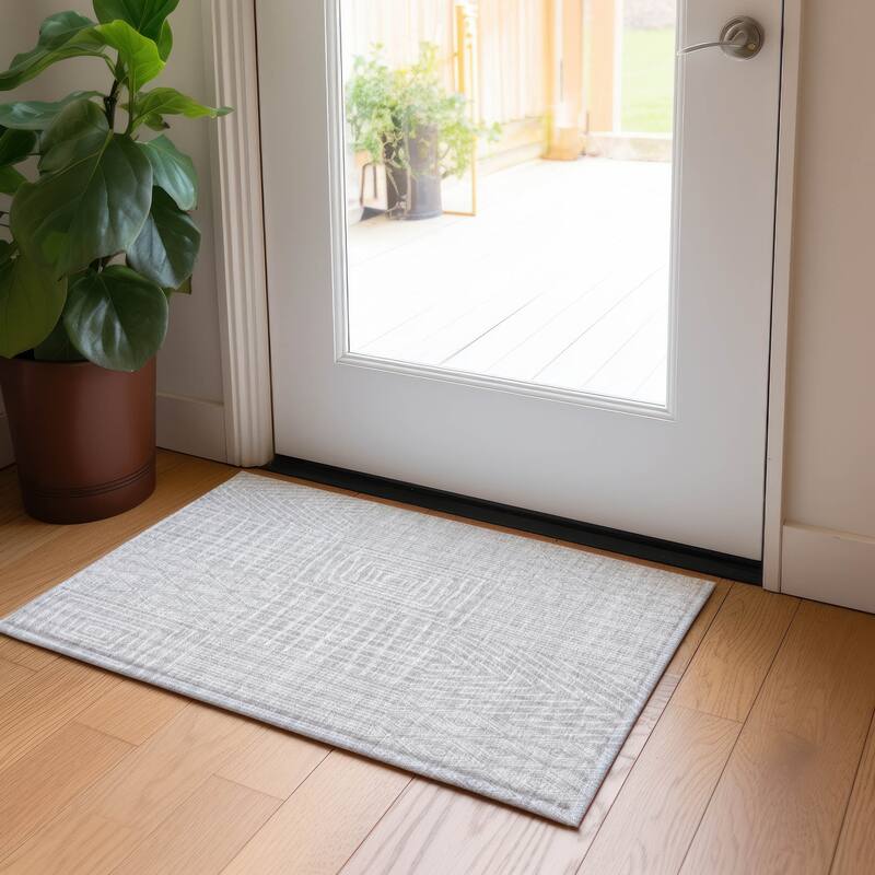 Machine Washable Indoor/ Outdoor Geo Patchwork Chantille Rug - Silver - 1'8" x 2'6"