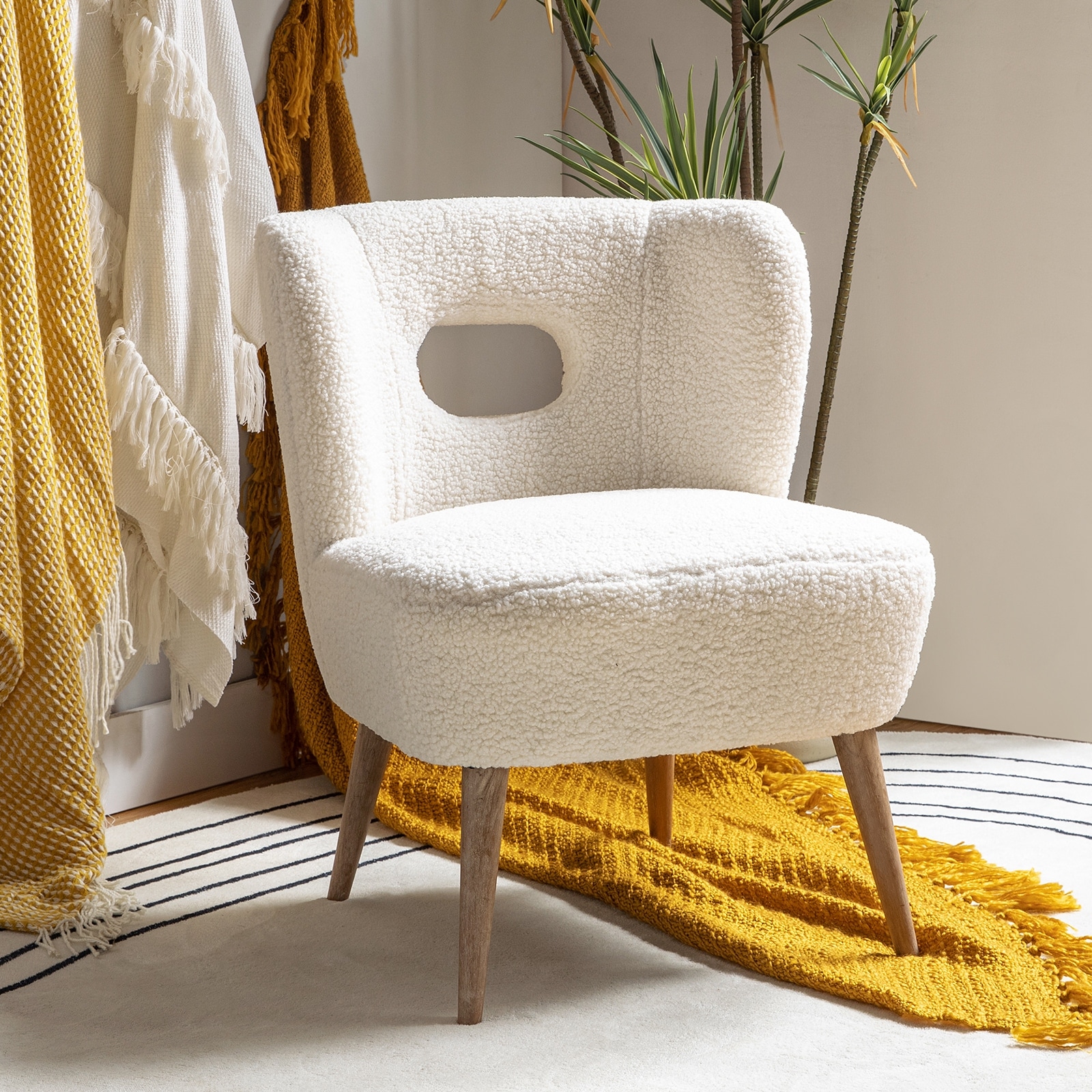 Dulcinea Ullna Lambskin Sherpa Upholstery Accent Chair by HULALA HOME - Bed  Bath & Beyond - 30161473