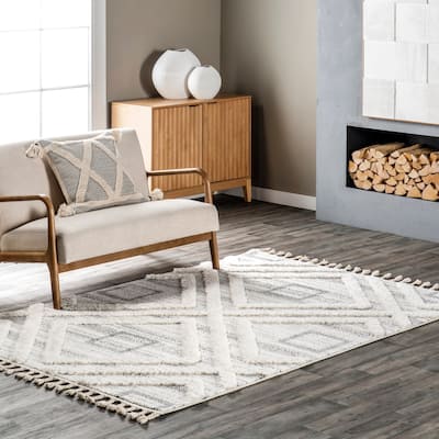 Nuloom Dae Geometric High/Low Tasseled Area Rug
