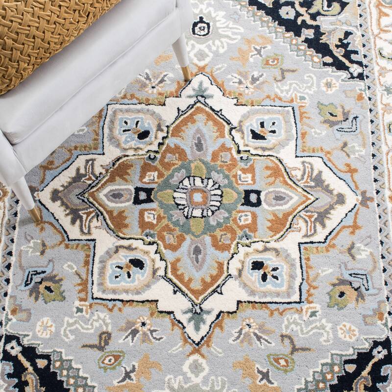 SAFAVIEH Handmade Heritage Carrol Traditional Oriental Wool Rug