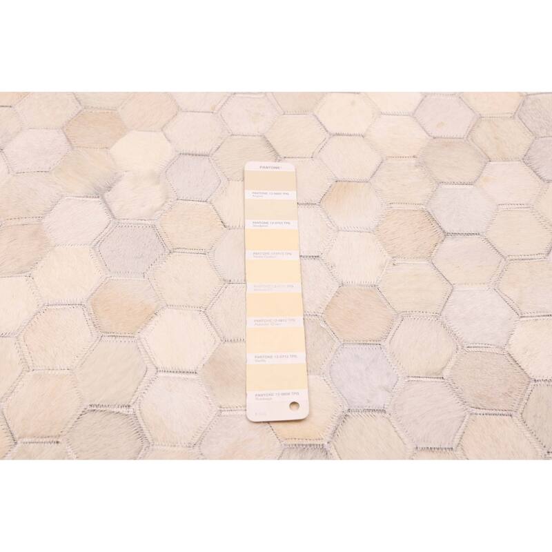 ECARPETGALLERY Handmade Cowhide Patchwork Ivory Leather Rug - 4'0 x 6'0