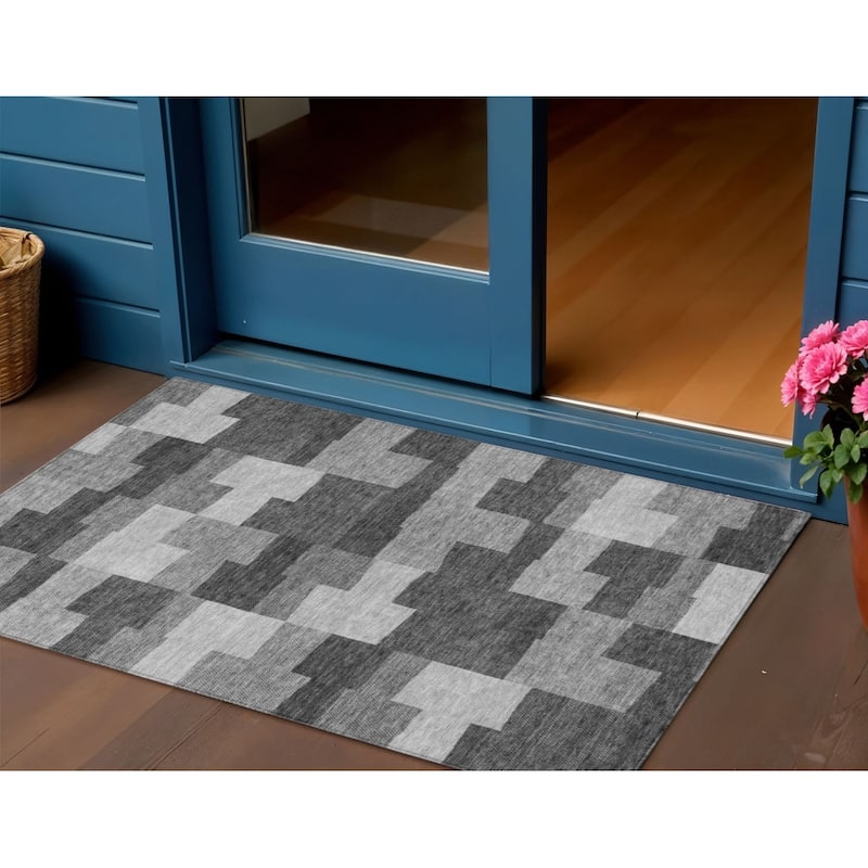 HomeRoots Geometric Transitional Rectangle Outdoor Rug - 3' x 5'