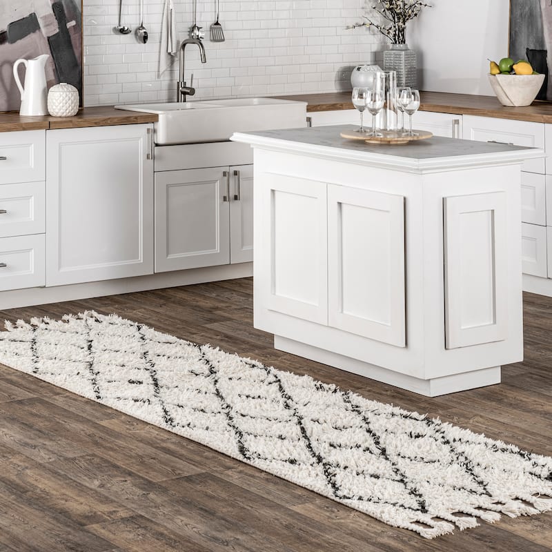 Nuloom Hand-knotted Moroccan Trellis Natural Shag Wool Rug - 2' 8" x 8' - Natural