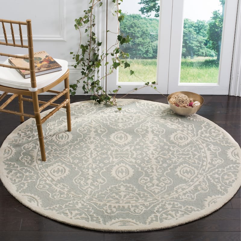 SAFAVIEH Handmade Bella Wivine Modern Floral Wool Rug - 5' Round - Grey/Ivory