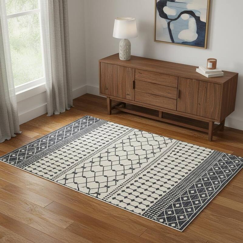 HomeRoots Geometric Modern, Contemporary Rectangle Area Rug - 4' X 6'