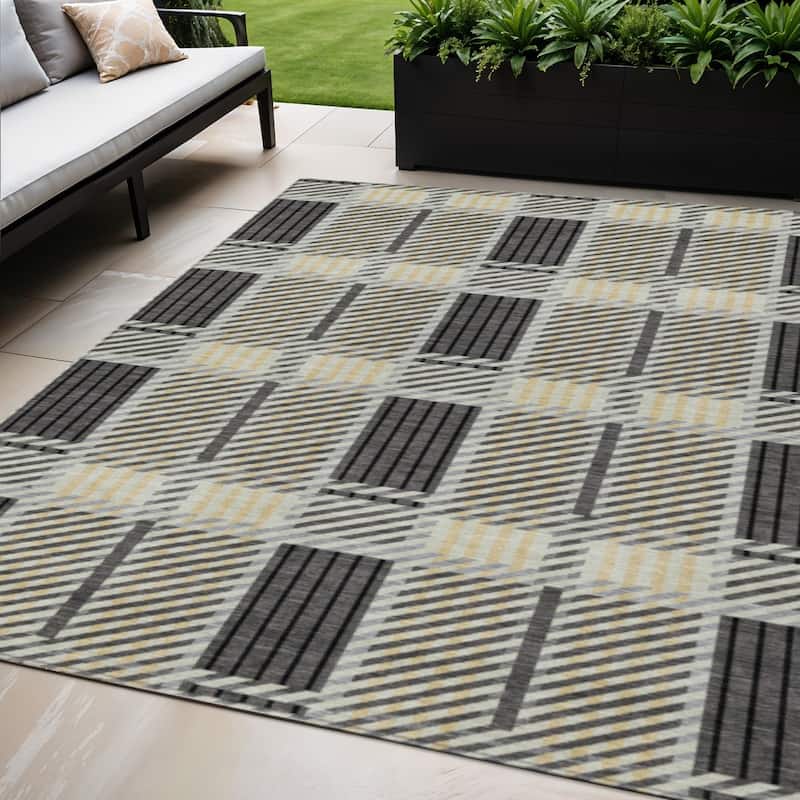 HomeRoots Plaid Transitional Rectangle Outdoor Rug - 5' X 8'
