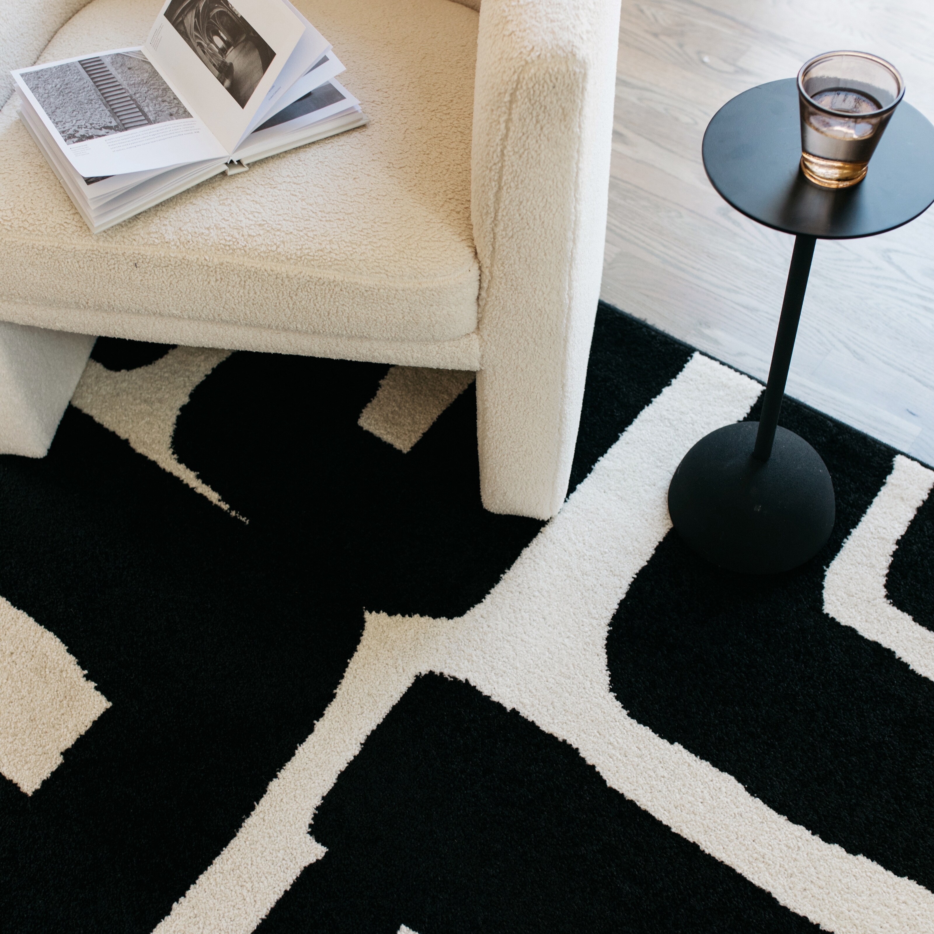 Quartz Abstract Maze Black/ Ivory Area Rug