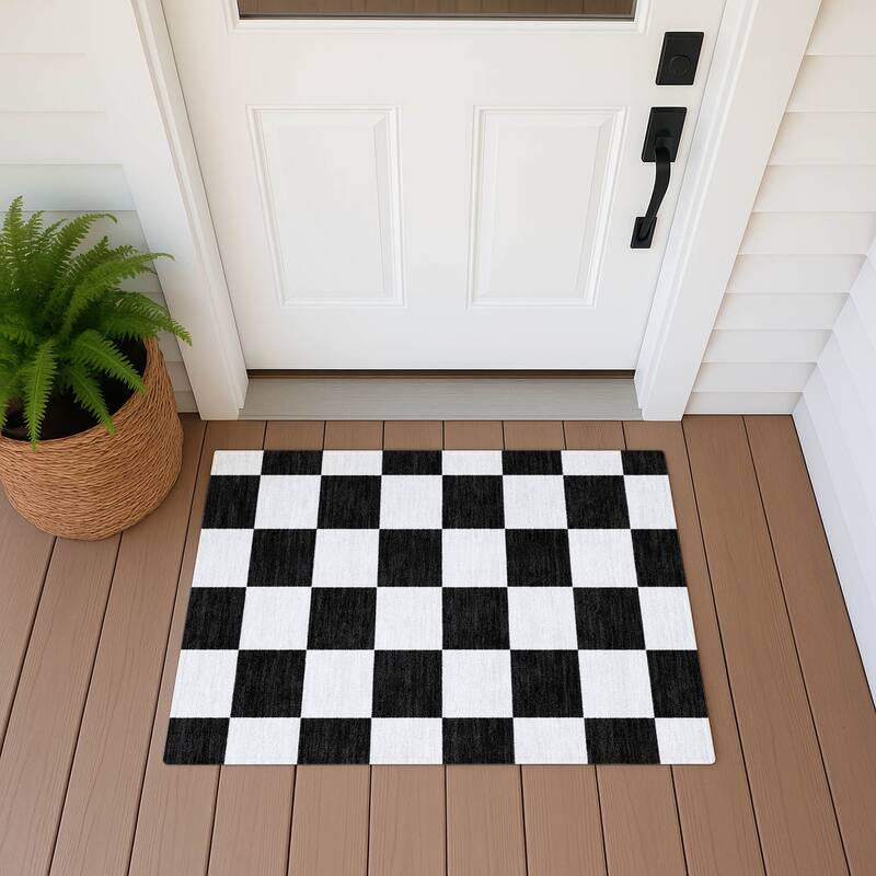 Machine Washable Indoor/ Outdoor Modern Checker Chantille Rug - Black - 1'8" x 2'6"