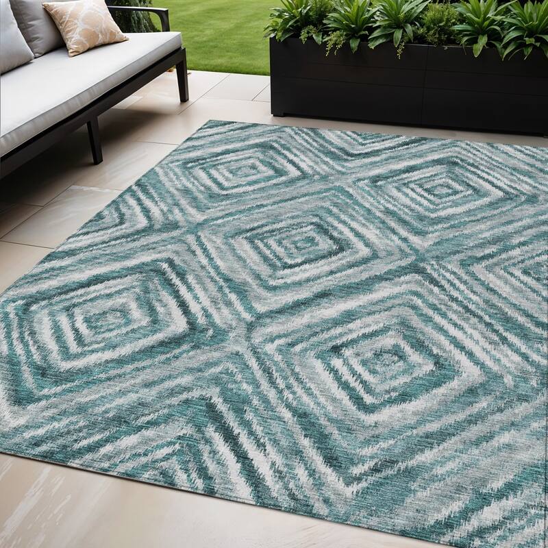 HomeRoots Geometric Transitional Rectangle Outdoor Rug - 5' X 8'