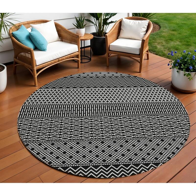 HomeRoots Chevron Modern Rectangle Outdoor Rug - 8' Round