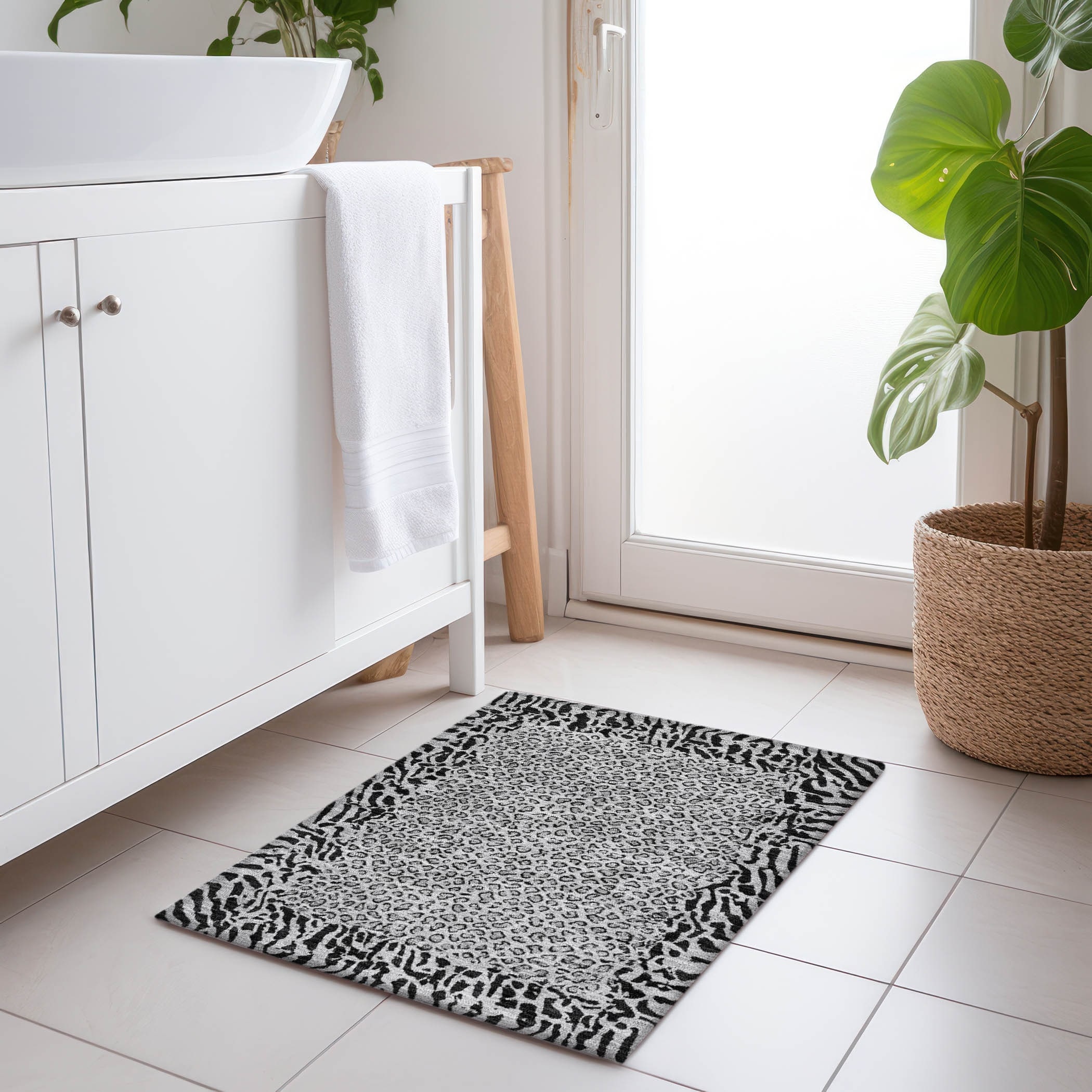 Machine Washable Indoor/ Outdoor Animal Border Chantille Rug