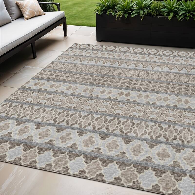 HomeRoots Quatrefoil Transitional Rectangle Outdoor Rug - 5' X 8'