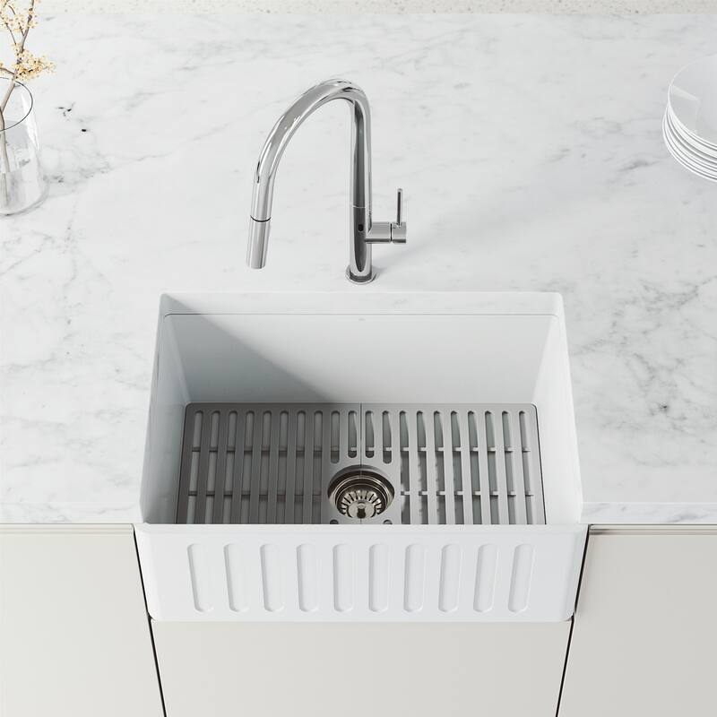 Vigo VG02029S Greenwich 1.8 GPM 18" H Single Handle Single Hole Pull