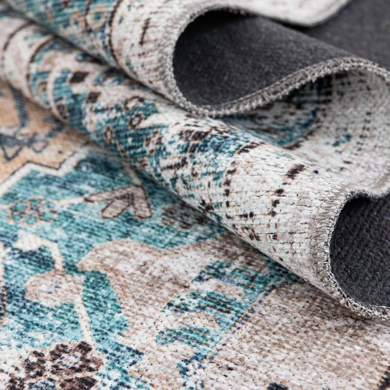 Traditional Tira Collection Area Rug