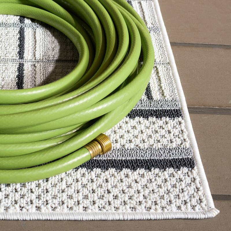 SAFAVIEH Veranda Tiziana Washable Indoor/Outdoor Rug - Weather Resistant & Easy Cleaning