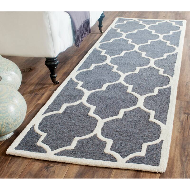 SAFAVIEH Handmade Cambridge Oddny Moroccan Trellis Wool Rug - 2'6" x 8' Runner - Dark Grey/Ivory