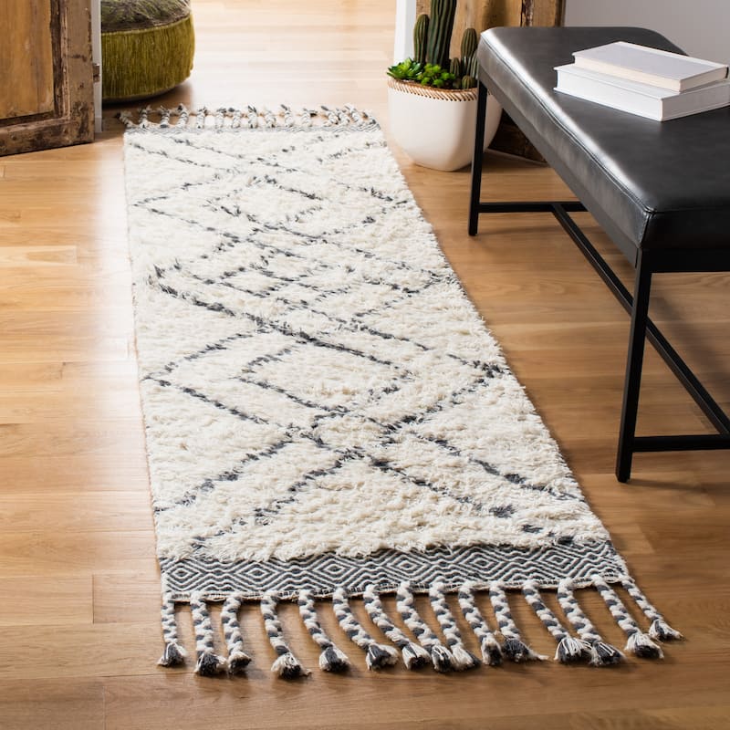SAFAVIEH Handmade Casablanca Shag Efstathia Tribal Wool Rug - 2'3" x 8' Runner - Ivory/Charcoal