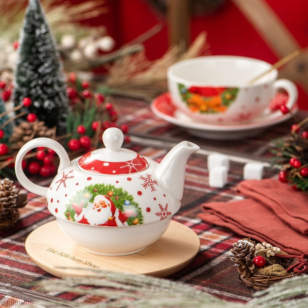 https://ak1.ostkcdn.com/images/products/is/images/direct/a39c23d02962ab805fd40b729b5309f7ae112360/VEWEET-Christmas-Series-Santa-Claus-Dinnerware-Set%2C-Service-for-6.jpg