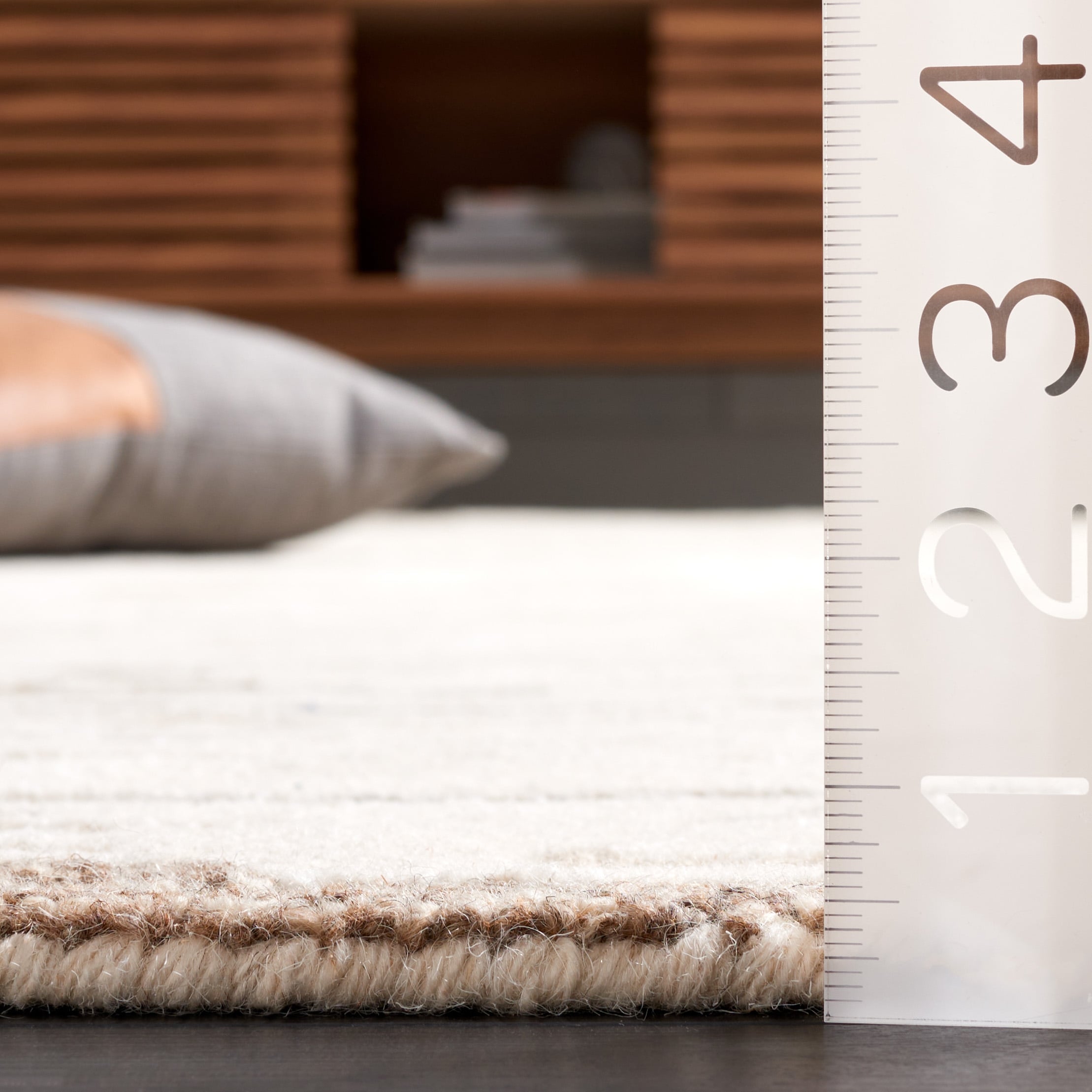 SAFAVIEH Handmade Ebony Alkis Modern Wool Rug - 50-60