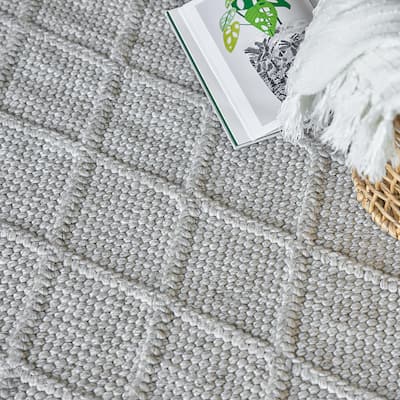 EXQUISITE RUGS Brentwood Handwoven Wool/Viscose Silver Area Rug.
