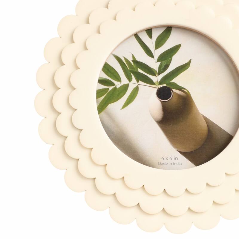 Ivory 4x4 in. Round Casual Scalloped Resin Photo Frame