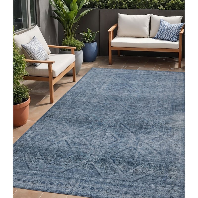 HomeRoots Geometric Transitional Rectangle Outdoor Rug - 5' X 8'