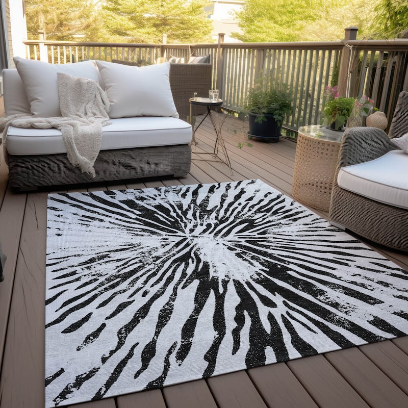 Machine Washable Indoor/ Outdoor Chantille Contemporary Burst Rug