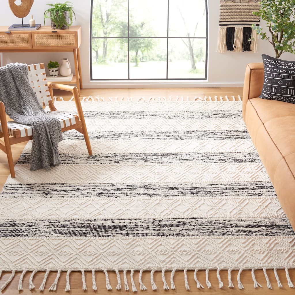 SAFAVIEH Handmade Natura Blodwyn Wool Rug