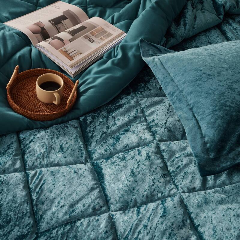 Intelligent Design Isabel Velvet Comforter Set