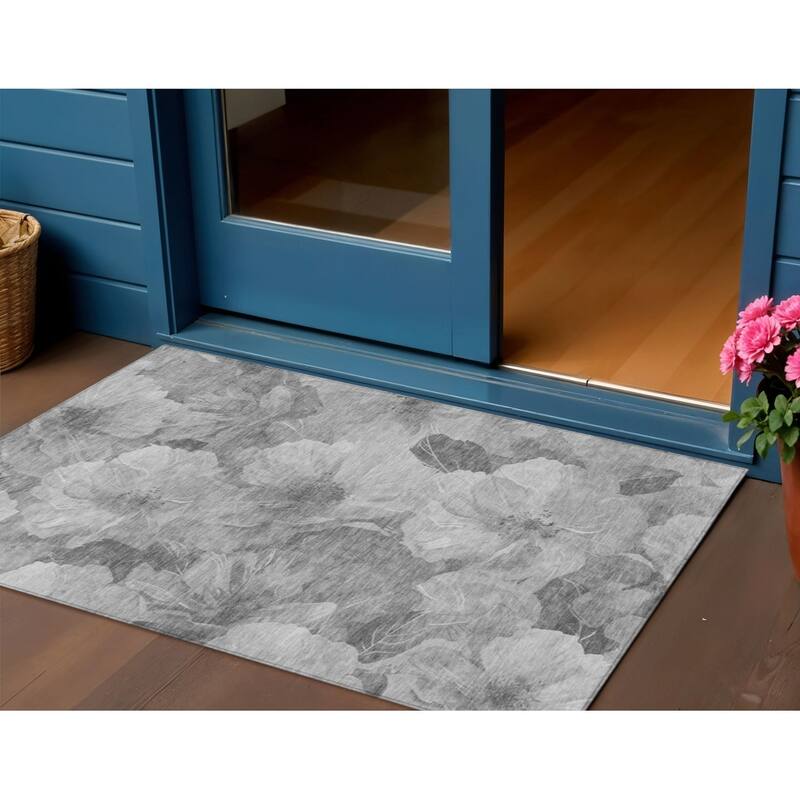 HomeRoots Floral Transitional Rectangle Outdoor Rug - Silver/Grey - 3' x 5'