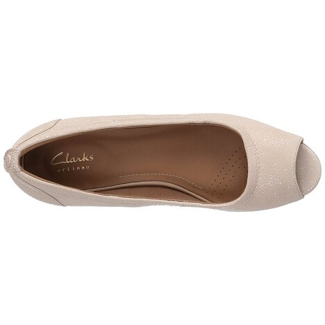 clarks yoga pumps