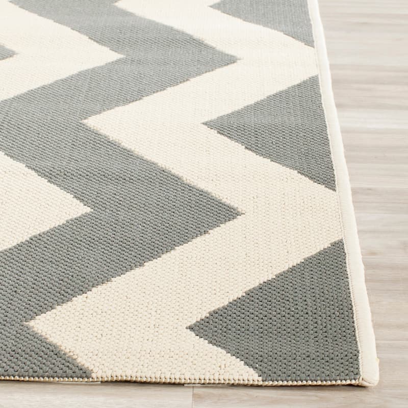SAFAVIEH Courtyard Merlene Chevron Indoor/ Outdoor Waterproof Patio Backyard Rug