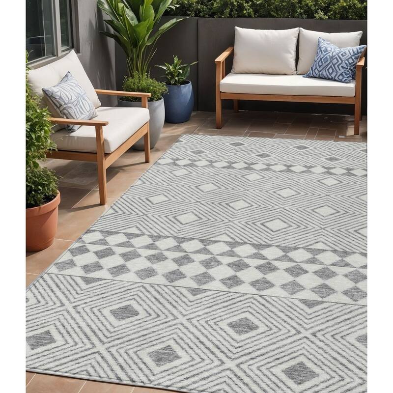 HomeRoots Geometric Transitional Rectangle Outdoor Rug - 5' X 8'