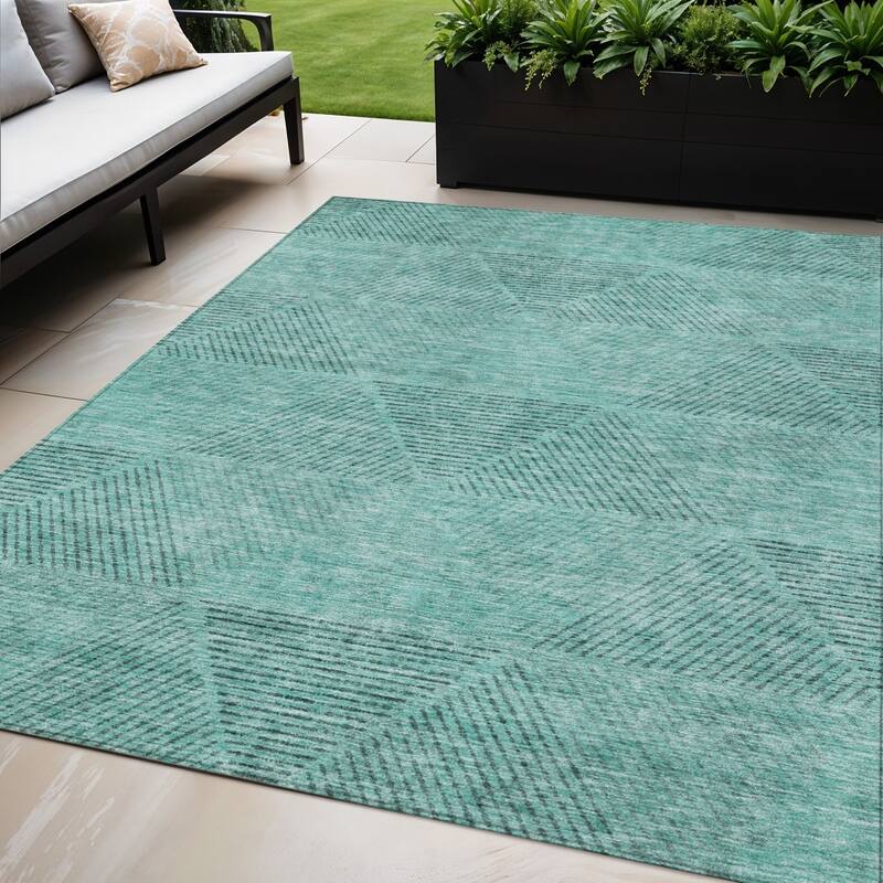 HomeRoots Geometric Transitional Rectangle Outdoor Rug - 5' X 8'