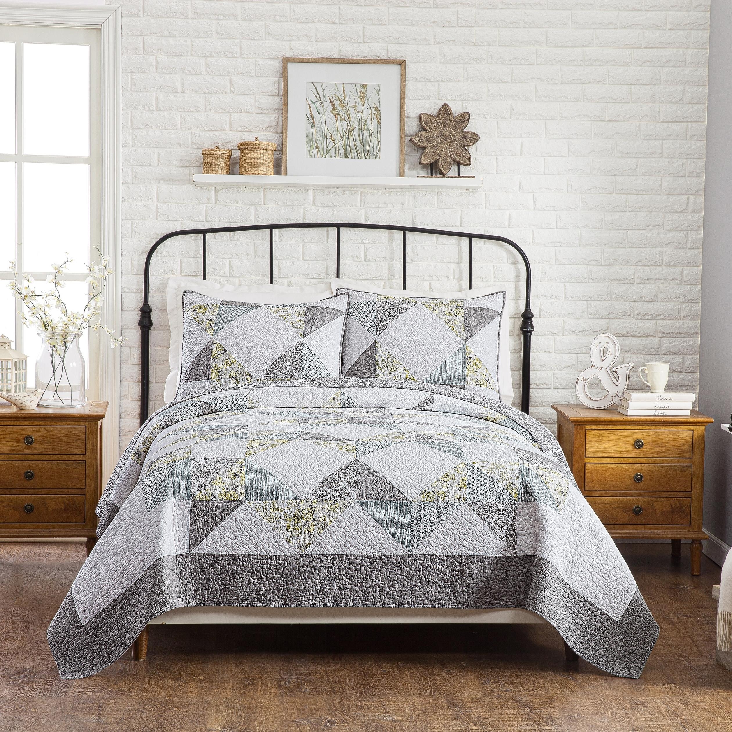 Mary Jane's Farm Reine-Marie Pieced Quilt Set - 3 Pieces