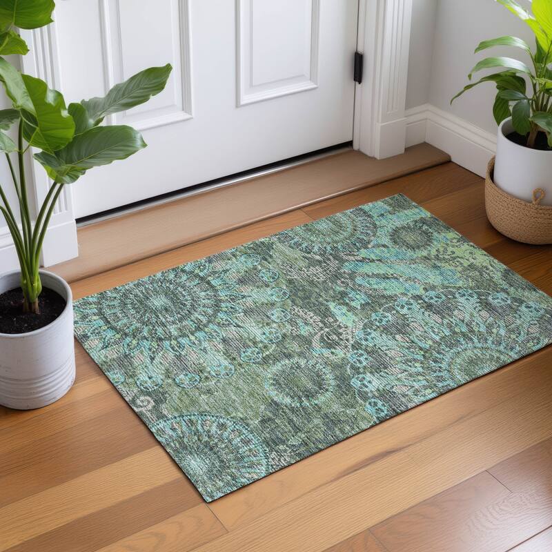Machine Washable Indoor/ Outdoor Traditional Pinwheel Chantille Rug