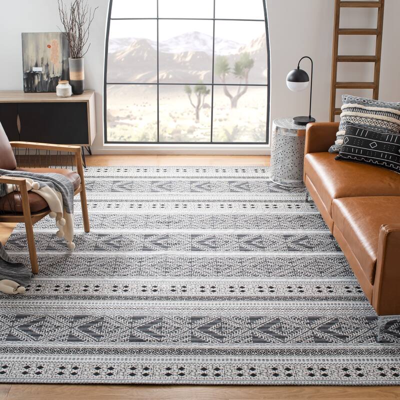 SAFAVIEH Handmade Classic Vintage Suhasini Rug - 6' x 9' - Black