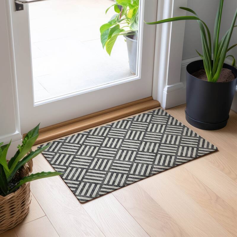 Machine Washable Indoor/ Outdoor Chantille Modern Geo Rug - Black - 1'8" x 2'6"