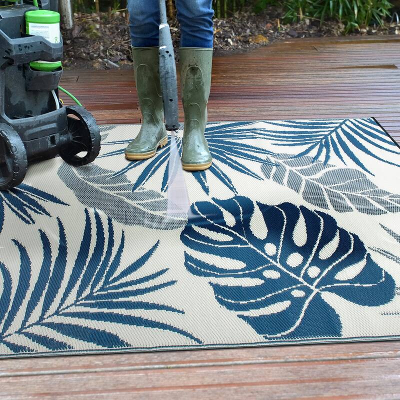 World Rug Gallery Tropical Floral Leaf Reversible Recycled Plastic Outdoor Rugs