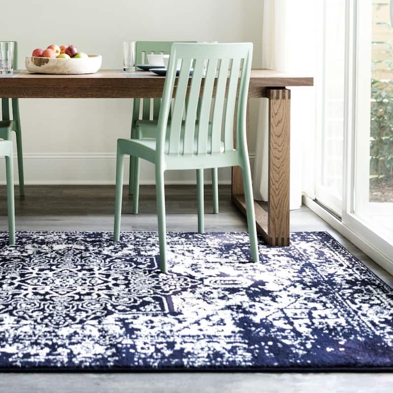 Traditional Brenda Collection Area Rug