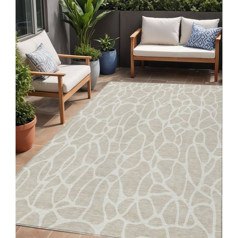 HomeRoots Geometric Transitional Rectangle Outdoor Rug - 5' X 8'