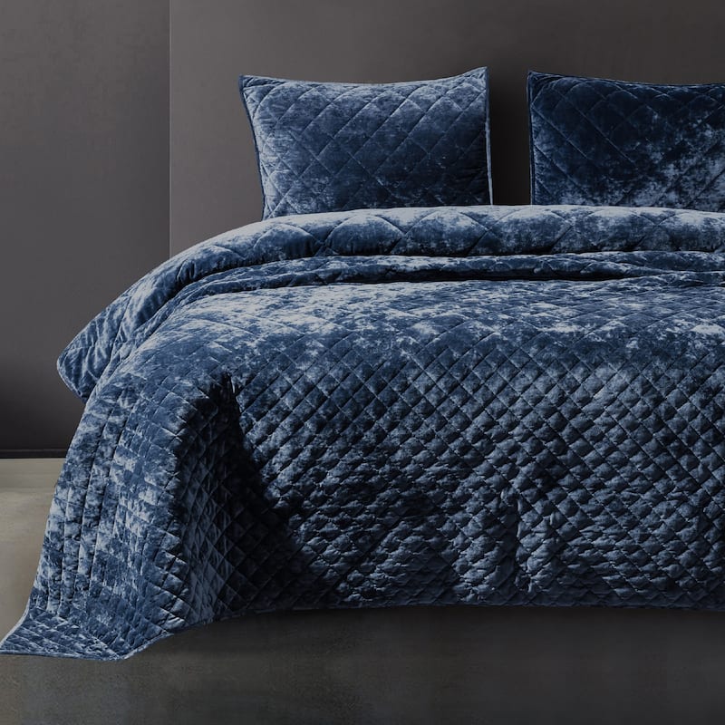 Wonderful Diamond Velvet 3 Piece Quilt Set