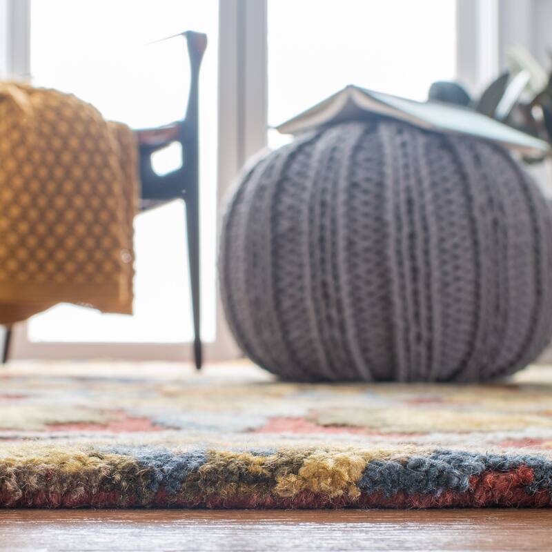 SAFAVIEH Fiorello Handmade Blossom French Country Wool Area Rug