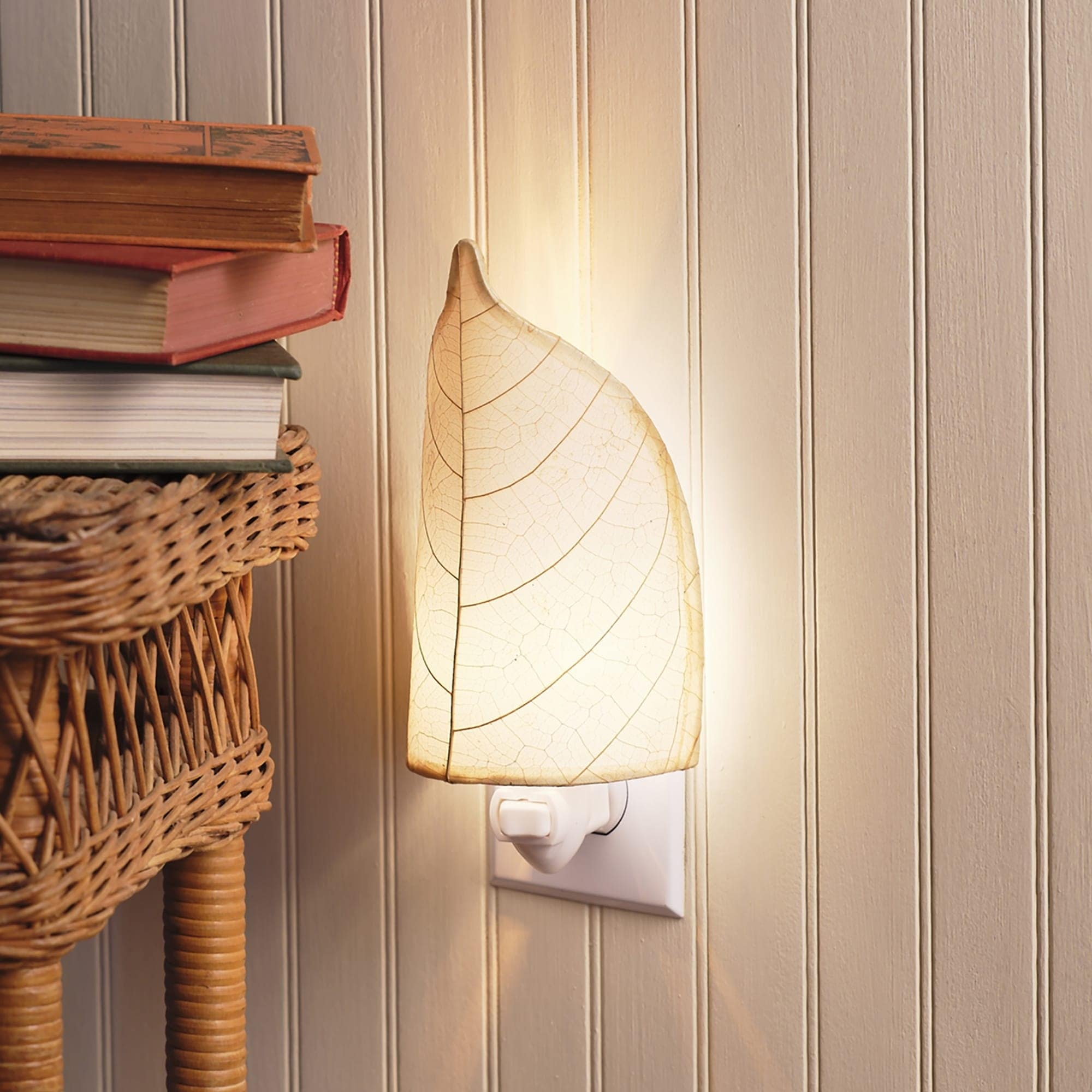 Eangee Handmade Leaf Nightlight, Cocoa Leaves Shade, 4 x 3 x 8 in. - 4 x 3 x 8