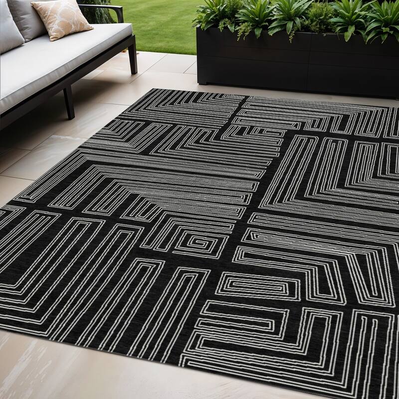 HomeRoots Geometric Transitional Rectangle Outdoor Rug - 5' X 8'