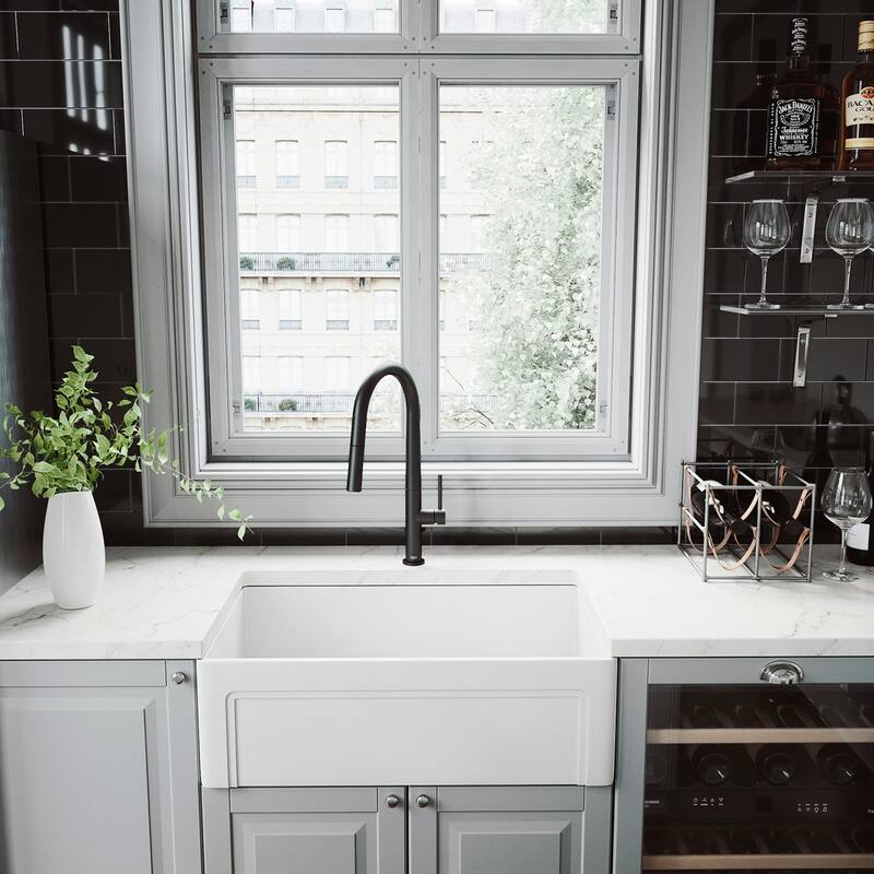 VIGO Greenwich 18" H Single Handle Pull-Down Sprayer Kitchen Faucet