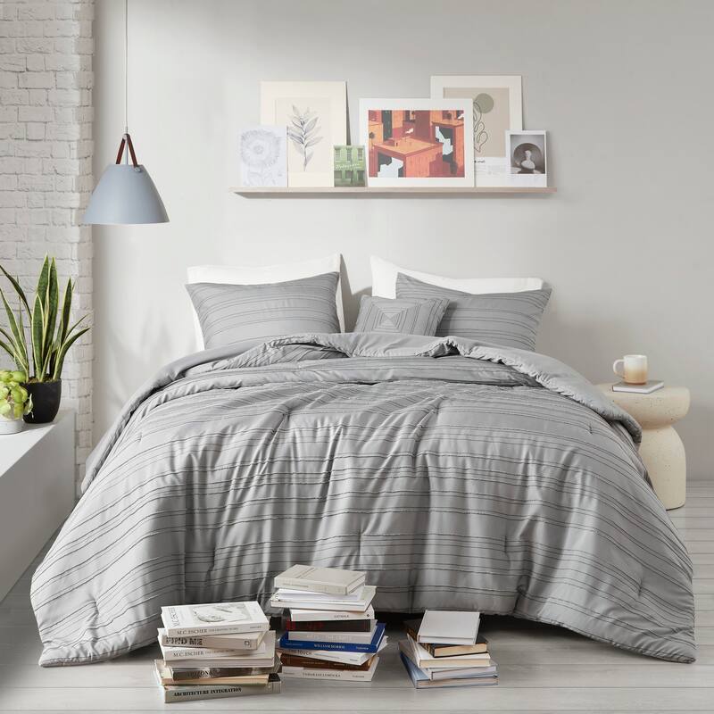 Intelligent Design Milo Cationic Dyed Clip Jacquard Comforter Set with Throw Pillow - Gray - Queen