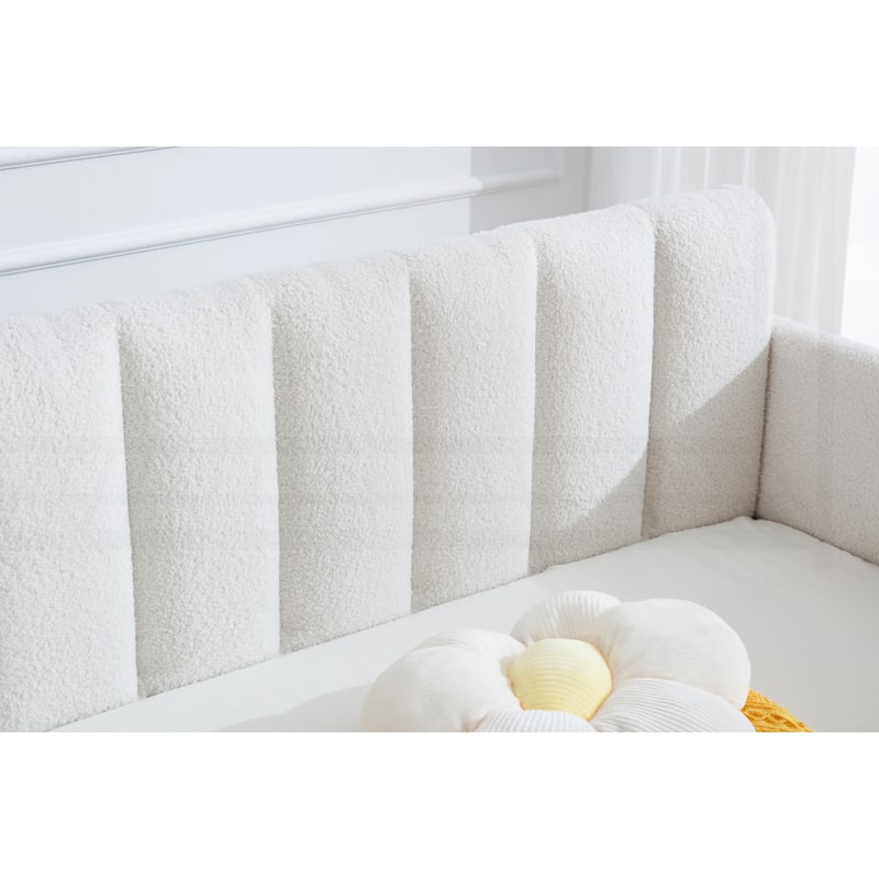 Luxurious Modern Daybed with Tufted Backrest and Exceptional Comfort