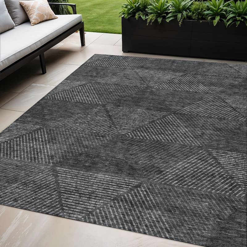 HomeRoots Geometric Transitional Rectangle Outdoor Rug - 5' X 8'